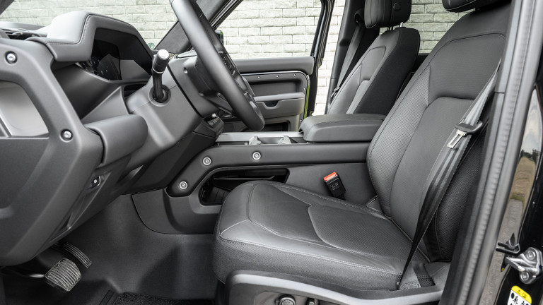 LR_DEFENDER_110_BLACK_011