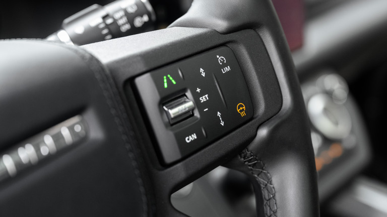 LR_DEFENDER_110_BLACK_018