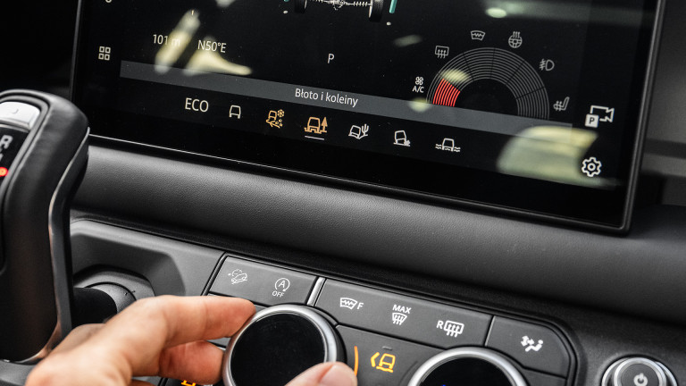 LR_DEFENDER_110_BLACK_019