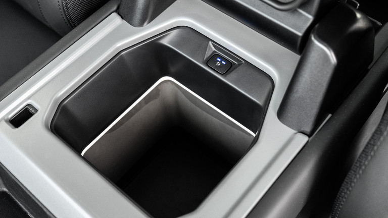 LR_DEFENDER_110_BLACK_020