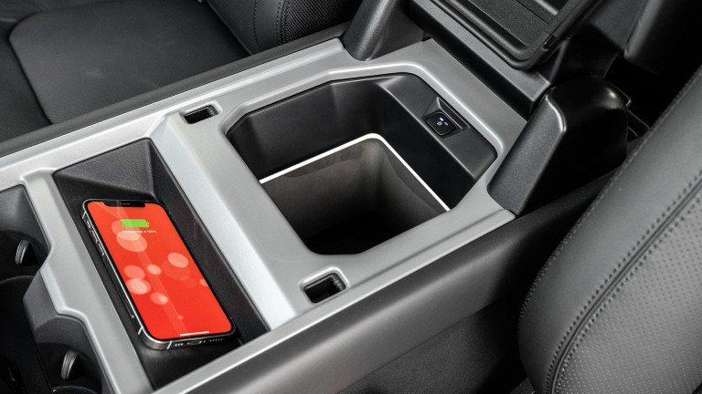 LR_DEFENDER_110_BLACK_022