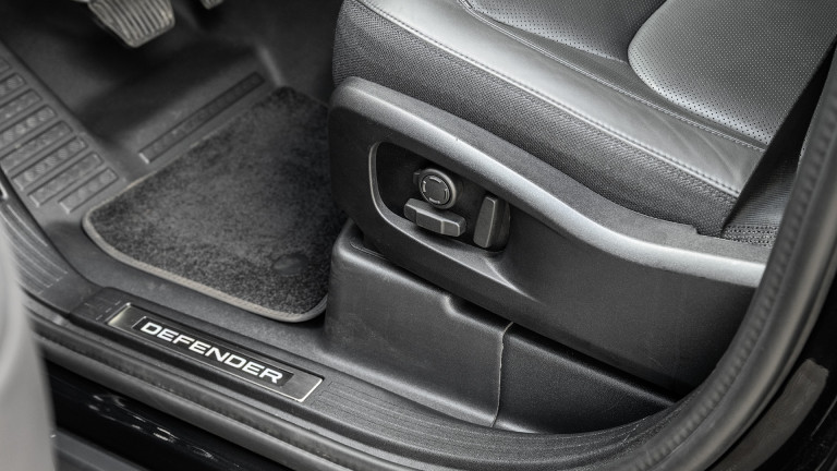 LR_DEFENDER_110_BLACK_028