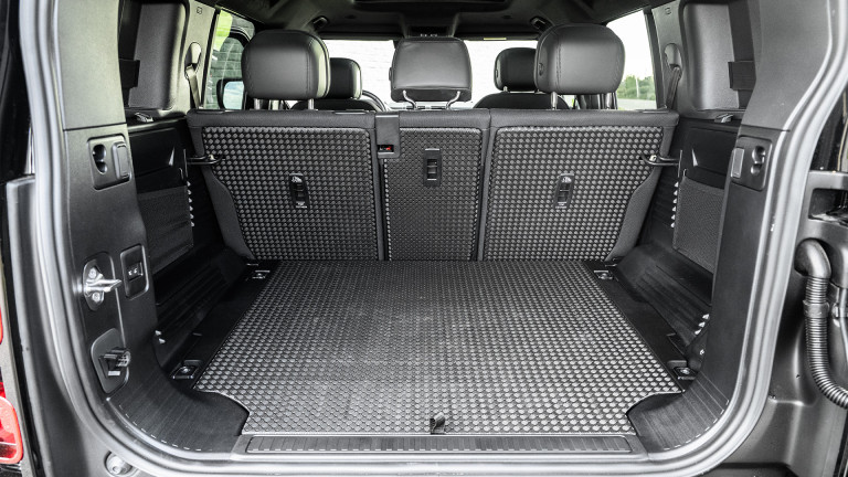 LR_DEFENDER_110_BLACK_038