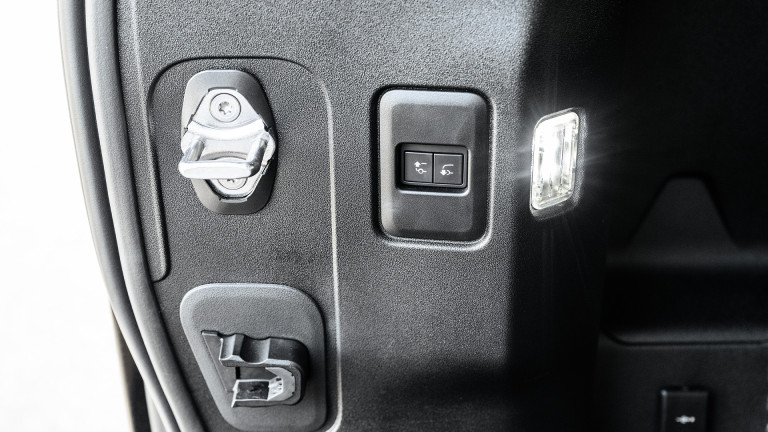 LR_DEFENDER_110_BLACK_039