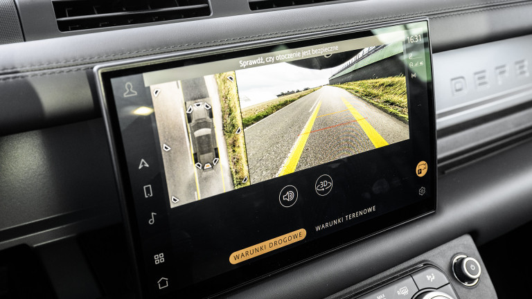 LR_DEFENDER_110_BLACK_044