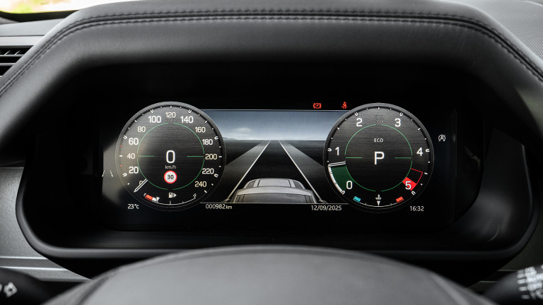 LR_DEFENDER_110_BLACK_045