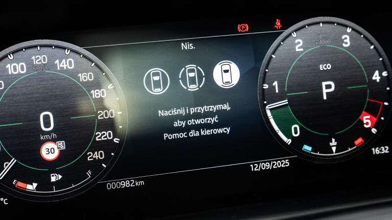 LR_DEFENDER_110_BLACK_047