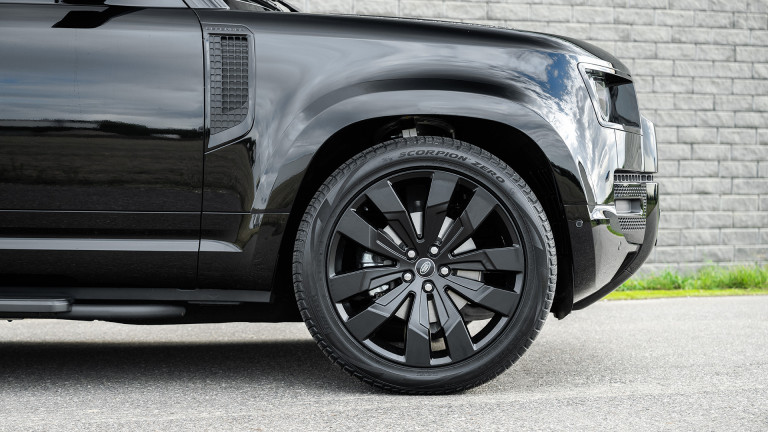 LR_DEFENDER_110_BLACK_052