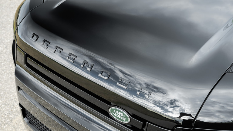 LR_DEFENDER_110_BLACK_053