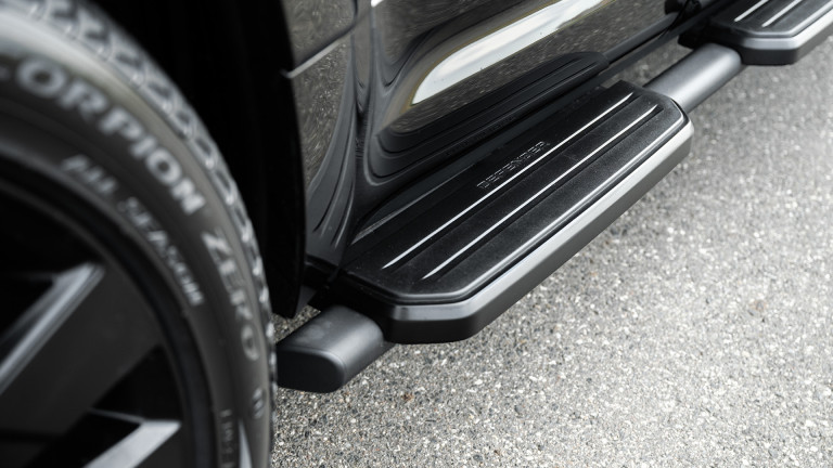 LR_DEFENDER_110_BLACK_054