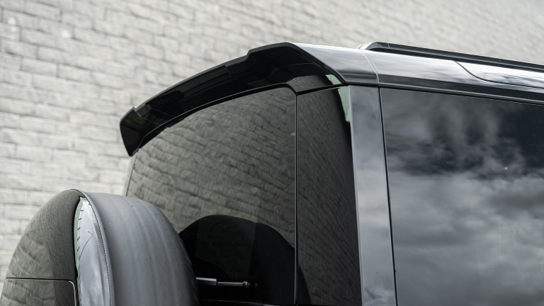 LR_DEFENDER_110_BLACK_055