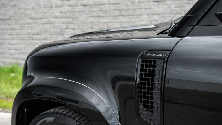 LR_DEFENDER_110_BLACK_058