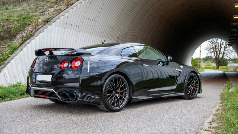 NISSAN_GTR_2020_BLACK_012